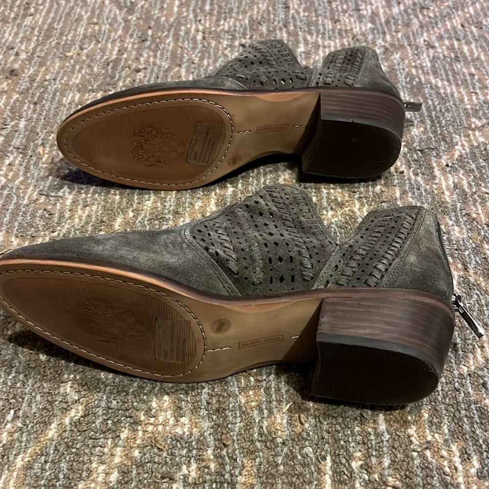 Vince Camuto suede boots in excellent condition - Picture 3 of 3